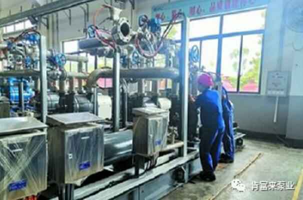 成都冯旭设计与咨询有限公司生产线员工正在组装化工成套机组